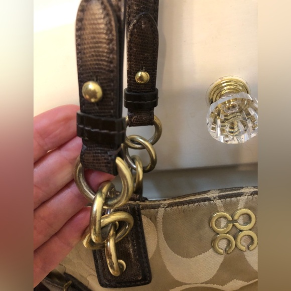 Coach Shoulder Bag Vintage, still beautiful!Gold accents make this Stunning bag! - Picture 11 of 16